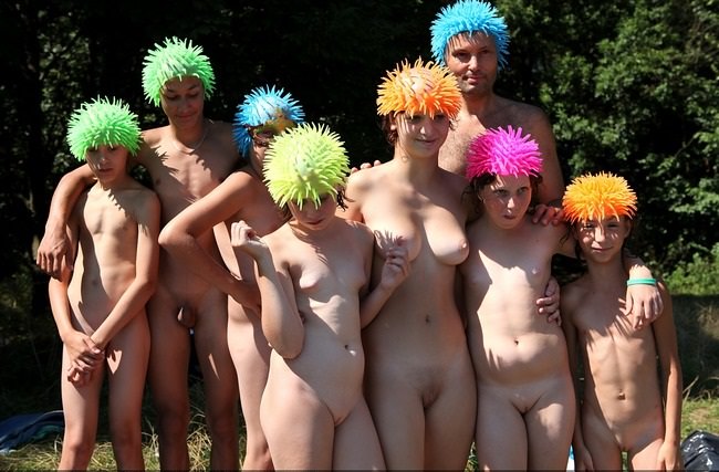Nudism outdoor picnic photo [家族のヌーディズム]
